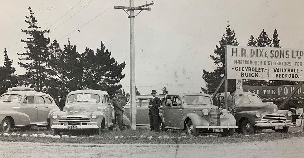 Historic Image - HR Dix & Sons car yard